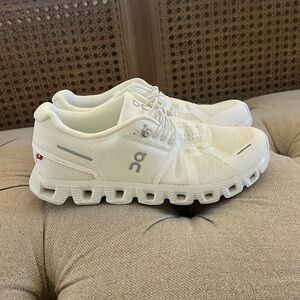 On Cloud 5 White Size 5 (dupe)